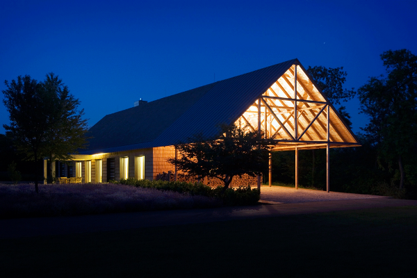 moderný vidiecky dom so šikmou strechou moderný vidiecky dom so šikmou strechou