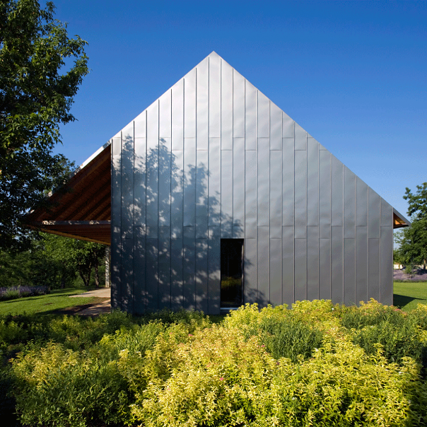 moderný kovový kryt vidieckeho domu moderná vidiecka domová plechová strešná krytina