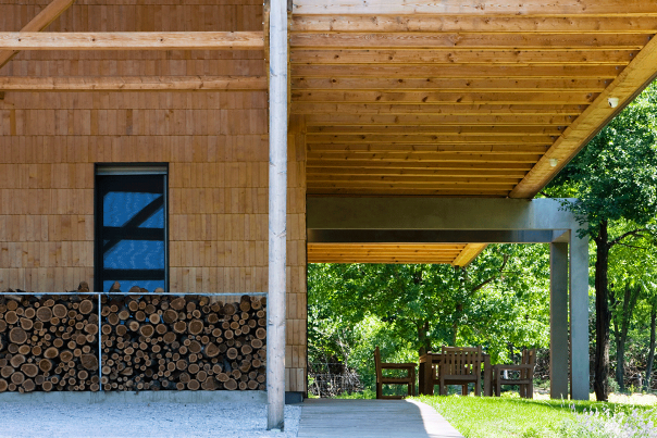 moderný vidiecky dom krytá terasa vonku moderný vidiecky dom-krytá-terasa-vonku