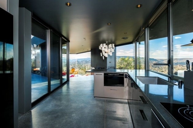 moderný dom čierny nábytok kuchyňa jedálenský kút