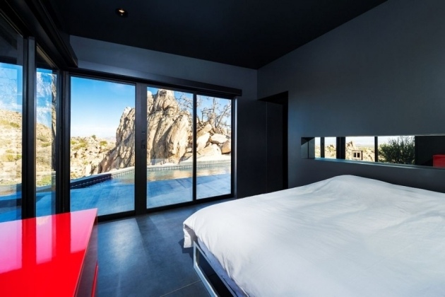 malá spálňa čierne červené komody sklenené posuvné dvere