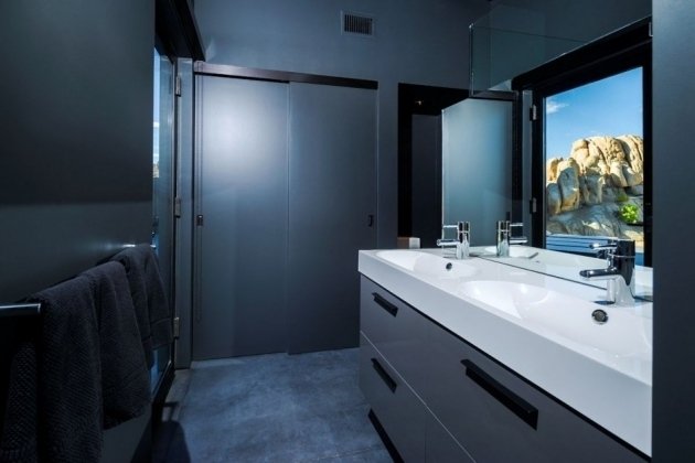 malé kúpeľňové čierne dizajnové okno