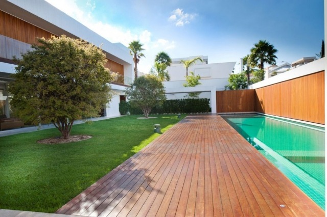 mestský dom-dvor-bazén-súkromie-obrazovka-stena-živé ploty