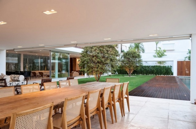 jedálenský kút-drevo-jedálenský-nábytok-otvorené nádvorie