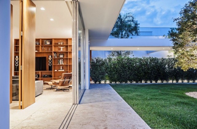 obývačka-sklenené-posuvné-dvere-otvorené-nádvorie