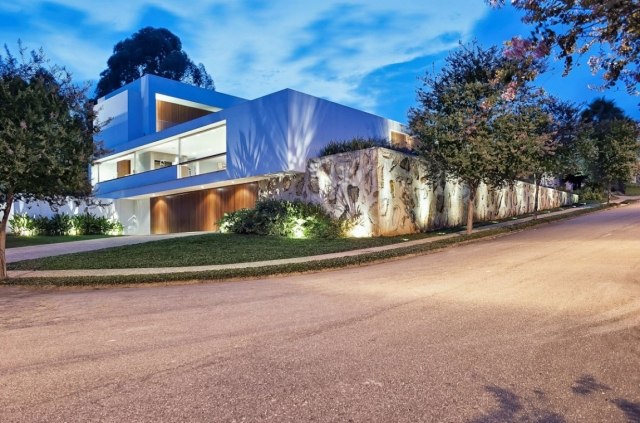 mestský dom-nočné osvetlenie-fasáda-stráň