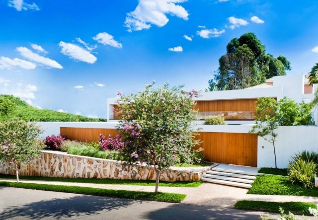 moderný mestský dom fasáda-drevený obklad-kameň-oporný múr