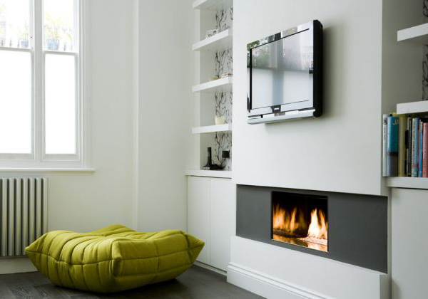 elegantná knižnica interiérového dizajnu a krb