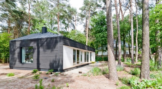 moderný lesný dom potsdam matná čierna fasáda moderná-waldhaus-potsdam-matná-čierna-fasáda