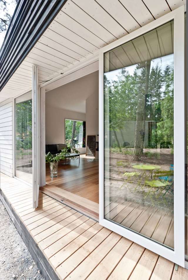 moderný lesný dom, Postupim, južná fasáda, veranda, sklenené dvere moderné-waldhaus-potsdam-južná fasáda-veranda-sklenené dvere