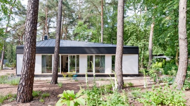 moderný lesný dom potsdam južná fasáda veranda posuvné dvere moderný lesný dom potsdam-južná fasáda-veranda-posuvné dvere