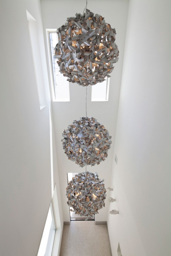 moderná obytná budova vstupná hala závesné svetlá svetlíky