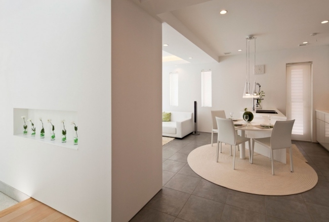 moderná obytná budova otvorený pôdorys biely obývací priestor