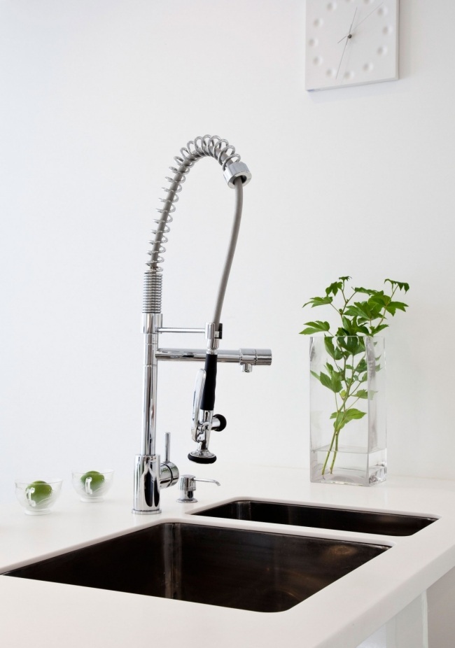 moderný faucet kuchynský biely umývadlo na dosku