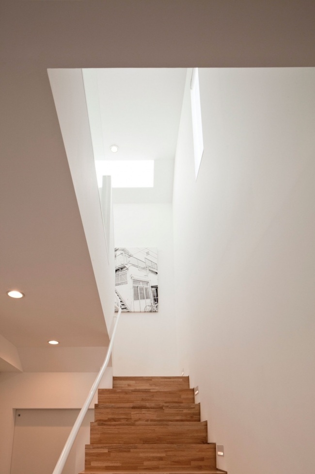 Dvojpodlažná obytná budova s ​​drevenými schodmi