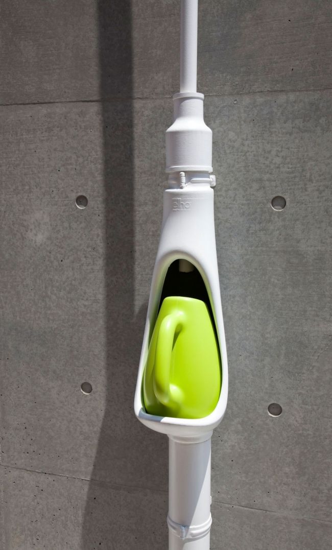 moderná obytná budova zen eco zhromažďuje dažďovú vodu