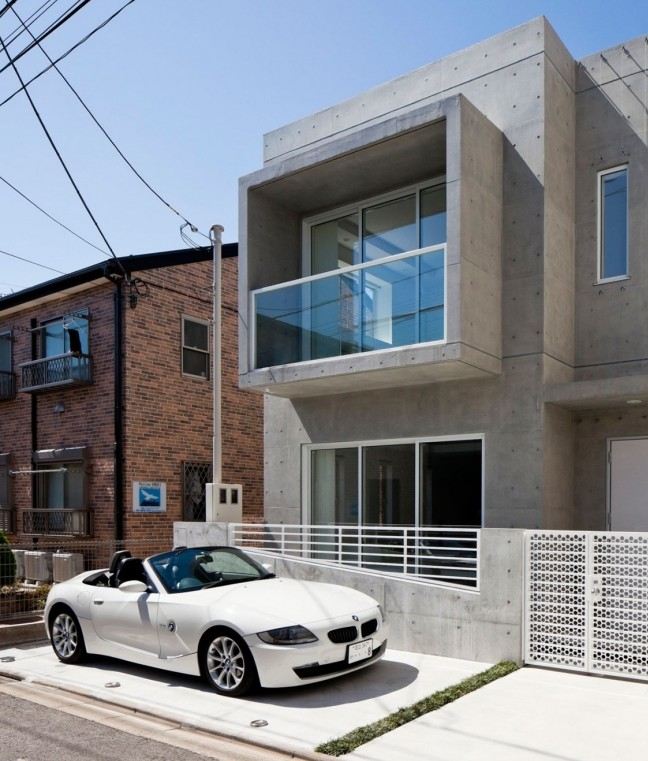 moderná dvojpodlažná obytná budova betónová fasáda balkón