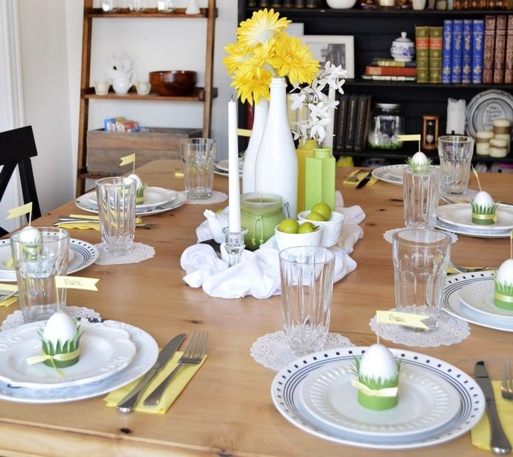 praktické nápady na ručné práce na Veľkú noc-karty z papiera, vajíčka a hrnčeka