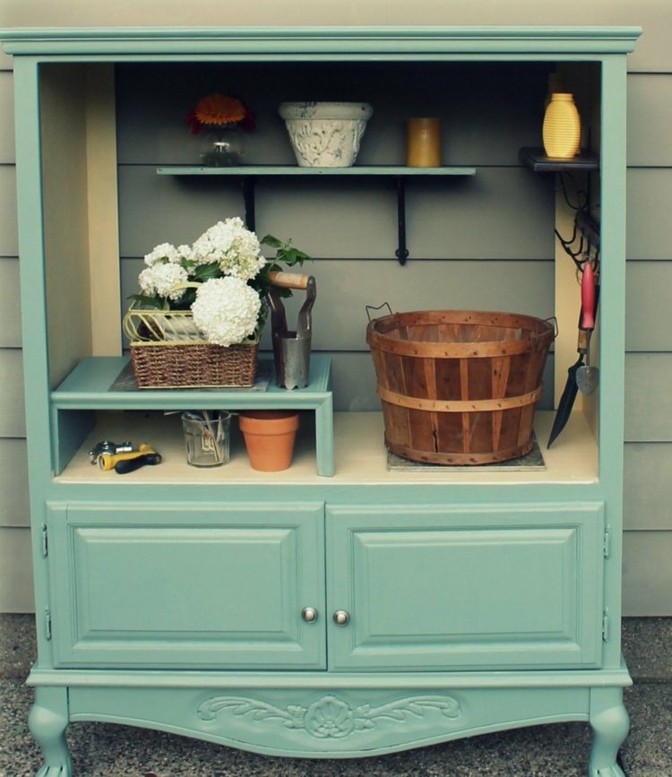 Postavte rastlinný stôl zo starej skrine v záhrade stôl na sadenie do záhradnej skrinky modrošedý vinobranie nápad police kvety