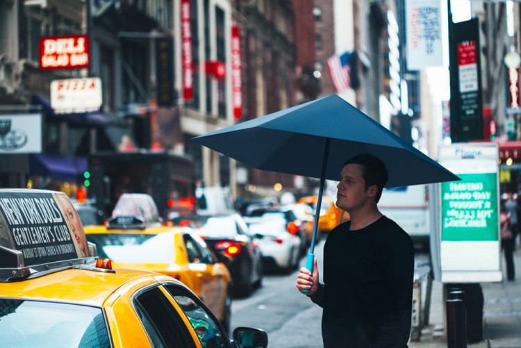 Dáždnikový dizajn, ktorý je silnejší a ľahší ako kedykoľvek predtým Dáždnik-dizajn origami-prototyp-modrý