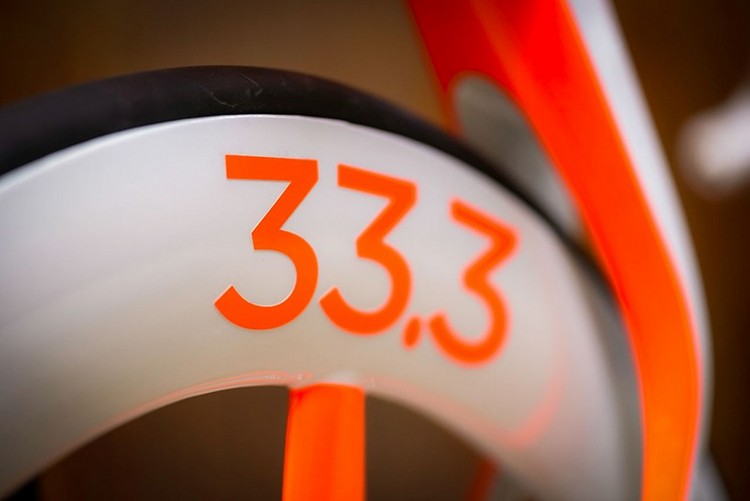 Zadné koleso je vysoké 33,3 palca cestný bicykel-dizajn-fUCI-zadné koleso-33-palcový
