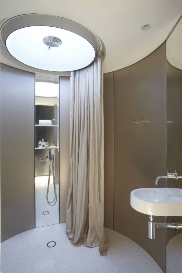 prerobený mestský dom v starej a modernej kúpeľni v Sydney