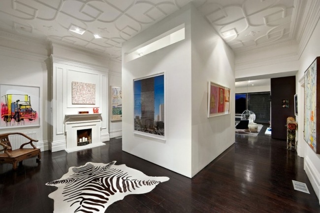 dom s moderným predĺženým stropným zebrovým kobercom starý dom s moderným predĺženým stropným zebrovým kobercom