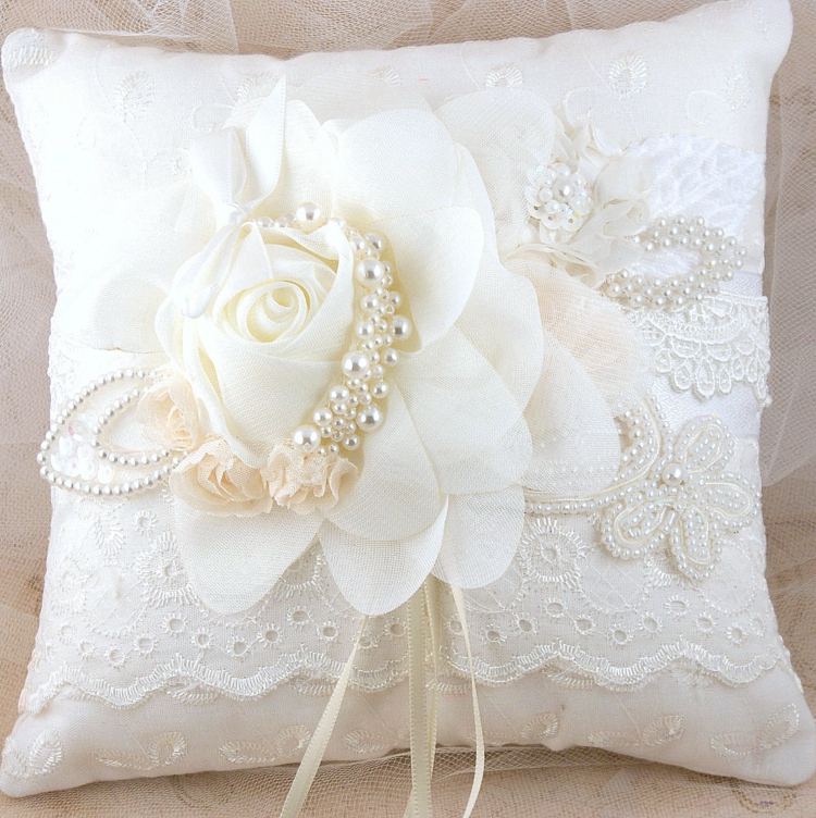prsten-vankúš-svadba-ruža-biely-štýl-nápad-perla-dekorácia