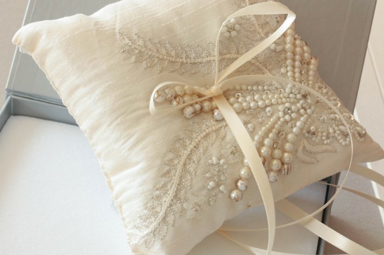 prsten-vankúš-svadba-pekný-dizajn-perlové motívy-elegantný-dizajn-krém