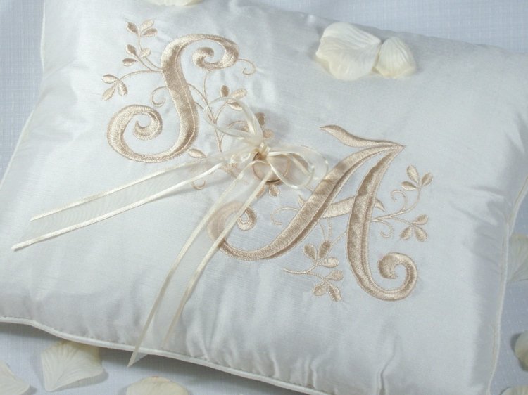 prsteň-vankúš-svadobné-iniciály-výšivky-nápad-stuha-decentný-dizajn
