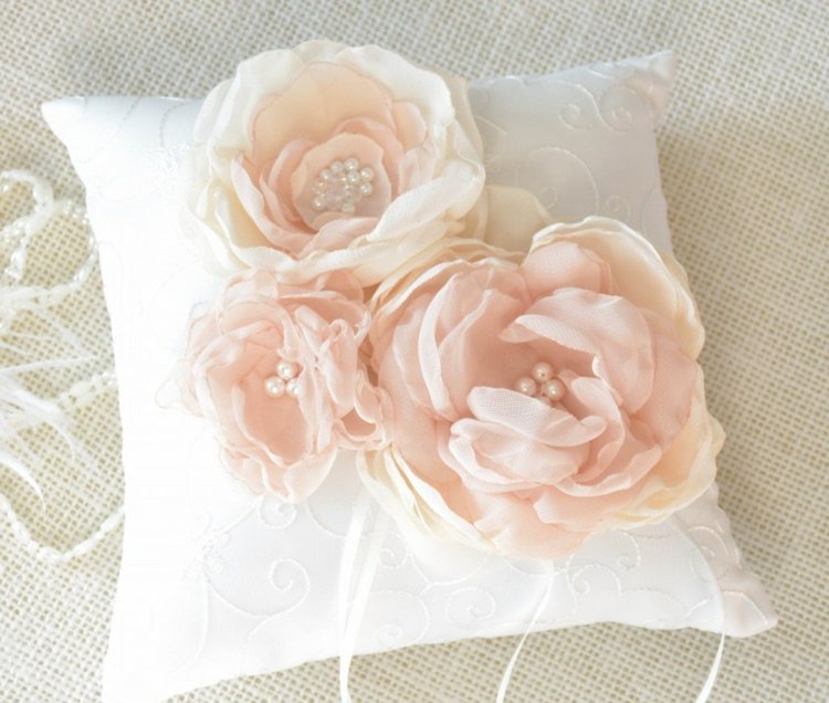 prsteň-vankúš-na-svadbu-pivonky-umelé-lososovo-farebné perly