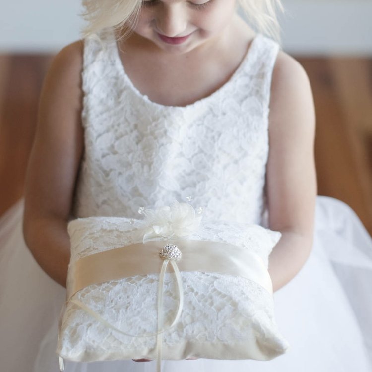 prsten-vankúš-svadobné-šaty-látka-čipka-kvetina-dievča-jednoduché