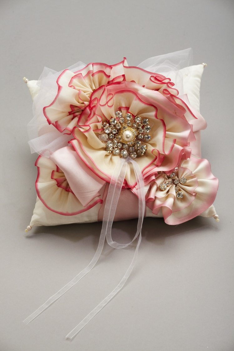 prsten-vankúš-svadba-skladací-dizajn-kvety-šampanské-farba-ružová-hrana-akcent