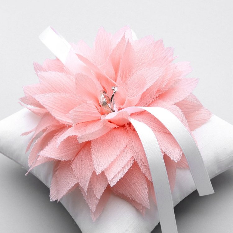 prsten-vankúš-svadba-kutilstvo-ružová-tkanina-dizajn