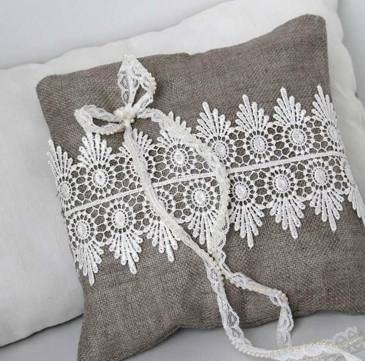 prsten-vankúš-svadba-sivá-ľanová dekorácia-čipka-biela-romantická-stuha