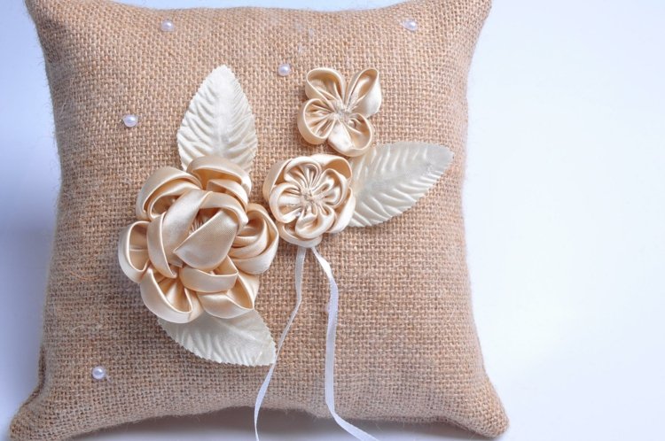 prsten-vankúš-svadba-country-štýl-nápad-kvety-lesk-látka-neutrálne-farby