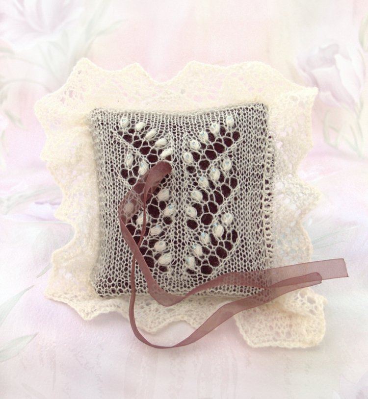 prstenový vankúš na svadbu háčkovanie-rustikál-vinobranie-čipka-hnedá-stuha