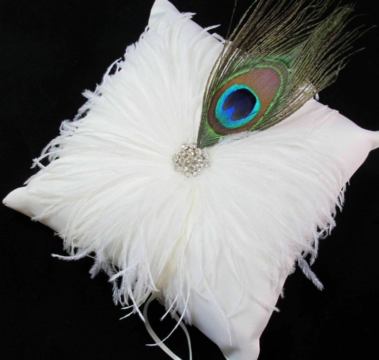 prsten-vankúš-svadba-retro-štýl-vintage-strauss-perie-biela-páv-prízvuk-šperky