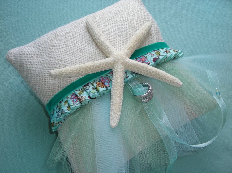 prstencový vankúš-svadba-urob si sám-hviezdica-skladací vzor-farebná-stuha-akcent-tuell