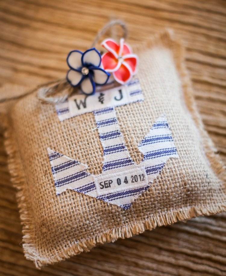 prstencový vankúš-svadba-námorný štýl-kotva-modro-biele-pruhy-kvety-koralová-pytlovina