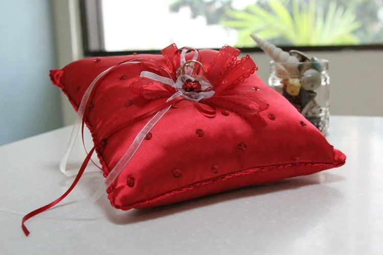 prstenový vankúš na svadbu červený-lesk-textil-stuhy-deko-svadobné obrúčky