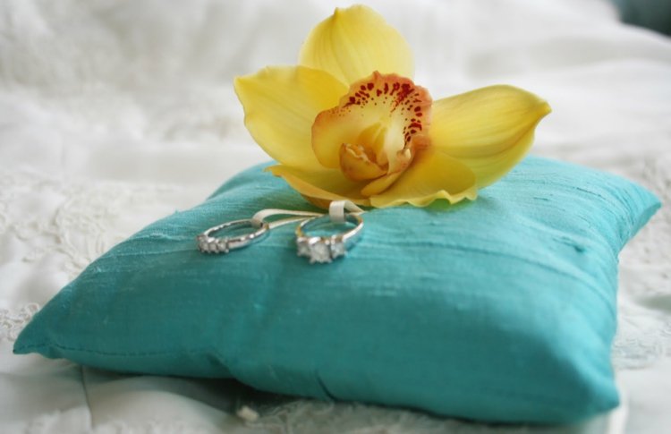 prsten-vankúš-svadobný-doplnok-svadba-svetlo-modrá-orchidea-žltá