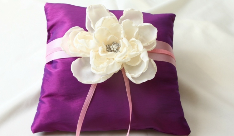 krúžok-vankúš-svadba-fialová-inšpirácia-biela-kvetina-svieža-blueten-ružová-stuha-nápad