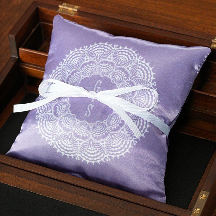 prsteň-vankúš-svadba-moderná-lila-farba-lesklá-látka-potlač