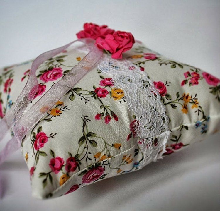 prsten-vankúš-svadobná-ružová-motívy-teplá-farba-nuansy-žlto-ružová-čipka