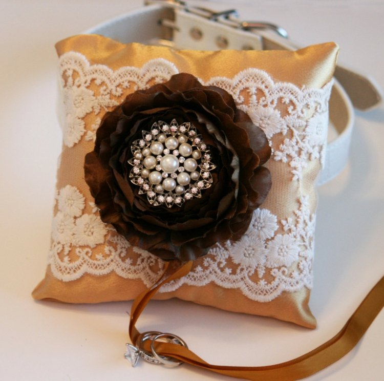 prsten-vankúš-svadba-zlatá-látka-lesk-kvet-perla-dekorácia-čipka