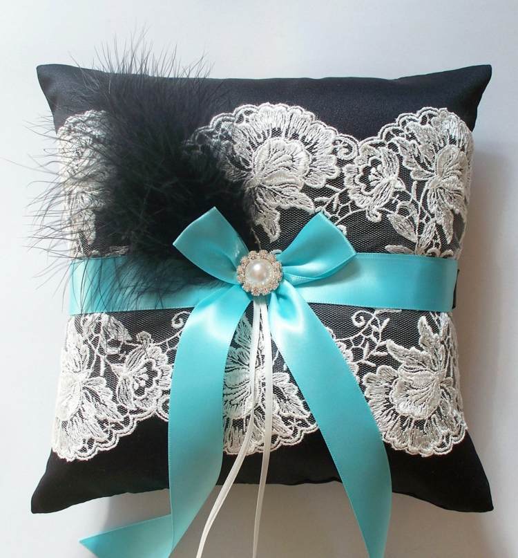 prsten-vankúš-svadba-čierna-elegantná-pierko-svetlo-modrá-stuha