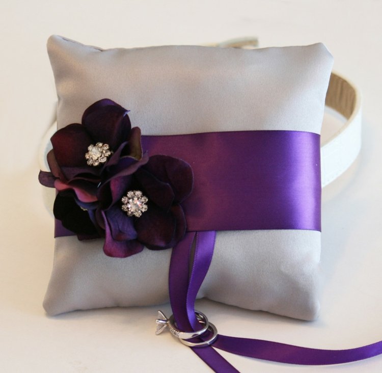 prsten-vankúš-svadba-elegantný-sivofialový-akcent-kvety