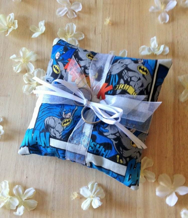 Ring-vankúš-svadba-superhrdina-modrá-nápad-vtipné-látkové-kvety
