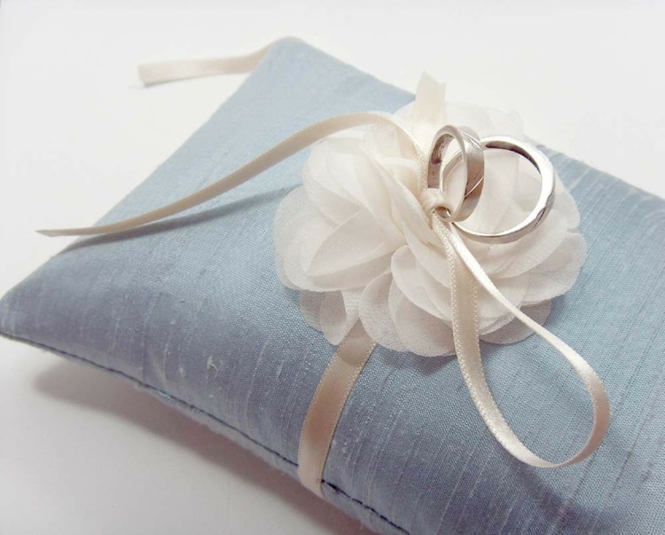 prsten-vankúš-svadba-oceľ-modrá-elegantná-kvetina-deko-sivá-stuha